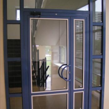 входная алюминиевая дверь со стеклом