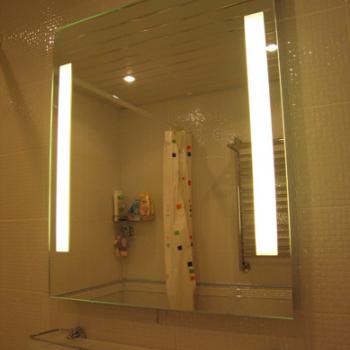 зеркало с подсветкой в ванной