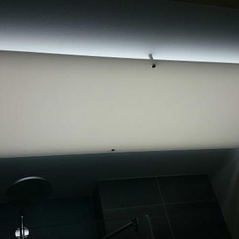 Стекло на потолке с подсветкой