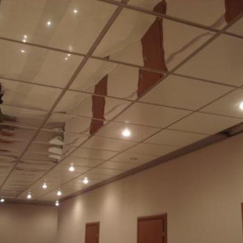 Зеркальный потолок в коридоре