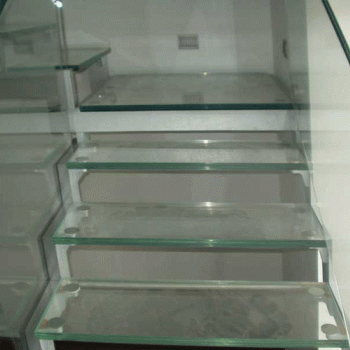 стеклянная лестница с поворотом
