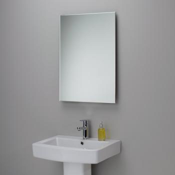 Прямоугольное зеркало в ванной