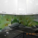стеклянный фартук с цветами на кухне - работа нашей студии стекла в Самаре